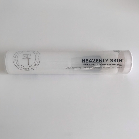 It Cosmetics Foundation Brush - Heavenly Skin Smoothing Complexion Brush 704 - Picture 2 of 9